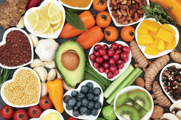 الأغذية عالية الجودة تضم الحبوب الكاملة والفواكه والخضراوات - مشاع إبداعي