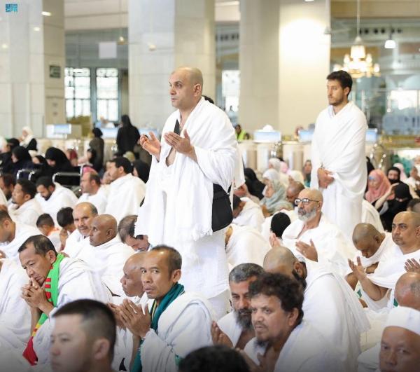 جمع من المصلين لصلاة الجمعة- واس
