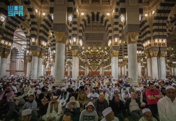 المصلون أثناء خطبة الجمعة بالمسجد النبوي- واس