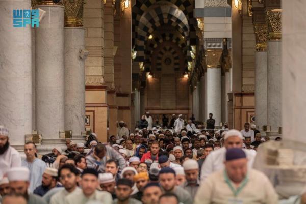المصلون أثناء الخطبة- واس