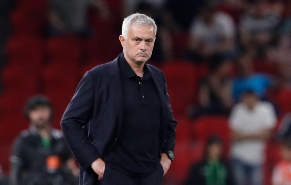 مورينيو يسعى للعودة إلى الدوري الإنجليزي من بوابة تشيلسي