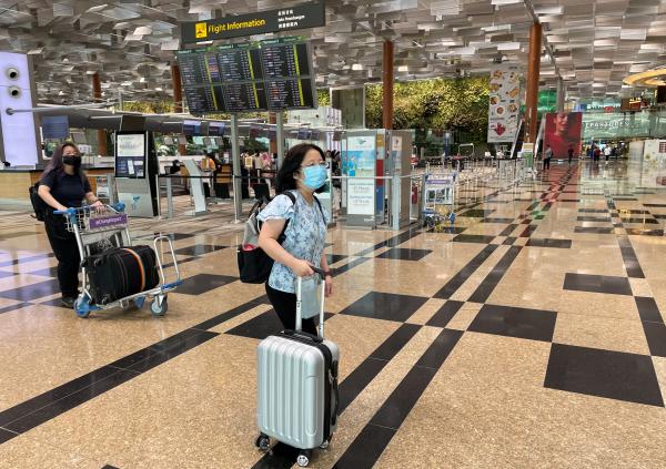 يفضل أن تصل المطار قبل موعد الرحلة بـ 3 ساعات تقريبًا - رويترز