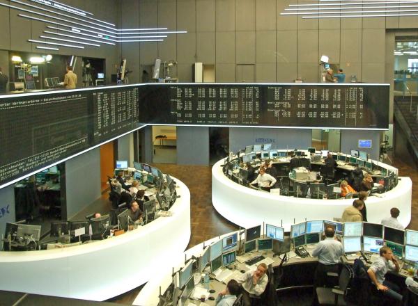 ترقبًا لاجتماعات البنوك المركزية.. هبوط الأسهم الأوروبية