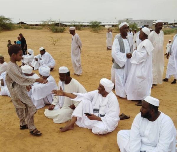 الرئيس السوداني يصافح طفلا وهو جالس على رمال نهر النيل - اليوم