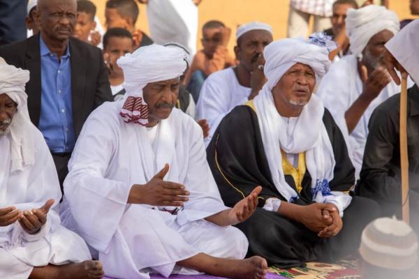 رئيس مجلس السيادة السوداني بفعالية اجتماعية خلال زيارته - اليوم