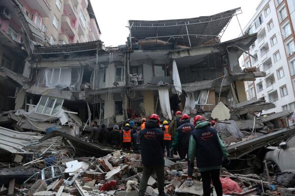 رئيس مصر يعزي نظيره التركي في ضحايا الزلزال