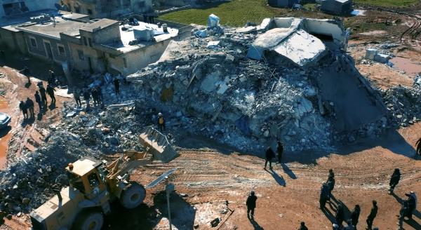 مبانٍ متضررة وعمليات الإنقاذ بعد الزلزال في حلب السورية - رويترز