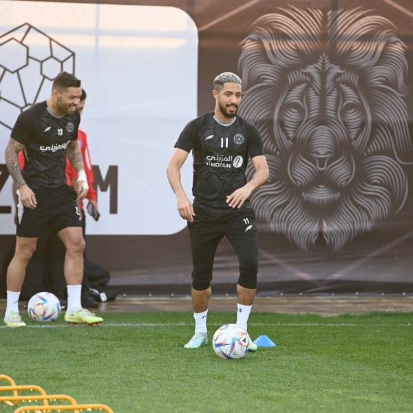 مورينو يطمئن على تحضيرات الشباب لمباراة الباطن بمناورة