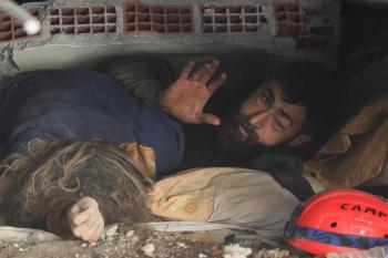 لا يمكن للأشخاص تحت أنقاض الزلازل البقاء على قيد الحياة إلا لبعض الأيام فقط من دون الماء- رويترز