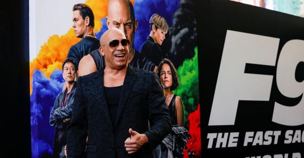 فان ديزيل مع ملصق دعائي لفيلم Fast&Furious - رويترز