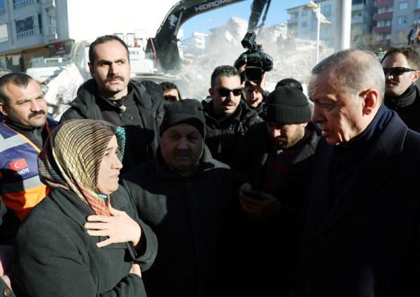 أردوغان يتفقد المناطق المتضررة من الزلزال - رويترز