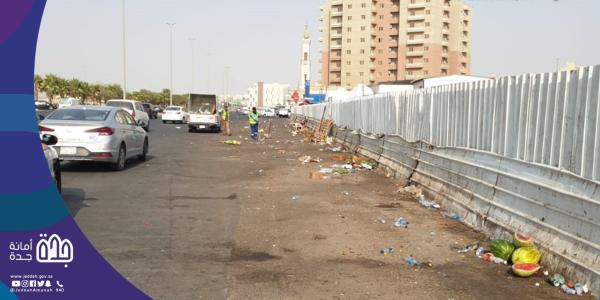 بلدية الجامعة تزيل بسطات مخالفة وتصادر أكثر من 3 أطنان من الخضروات والفواكه - حساب إمارة مكة على تويتر 