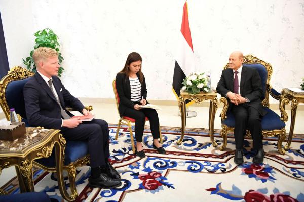 لقاء سابق جمع رشاد العليمي والمبعوث الأممي لليمن هانس غودنبرج - اليوم