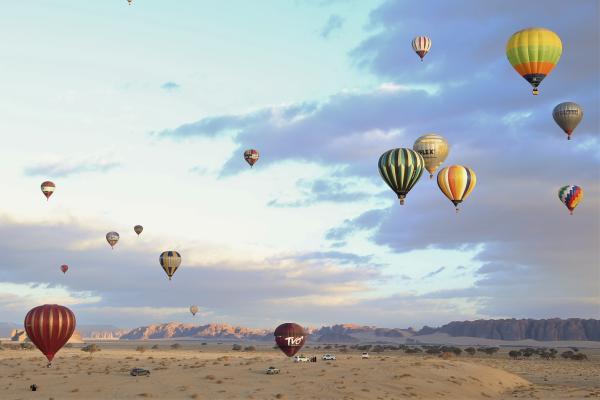 من بينها مهرجان 'سماء العلا'.. أغرب أرقام موسوعة جينيس