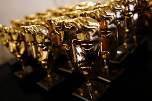 تماثيل للأكاديمية البريطانية للسينما والتليفزيون في قاعة رويال ألبرت بلندن- رويترز