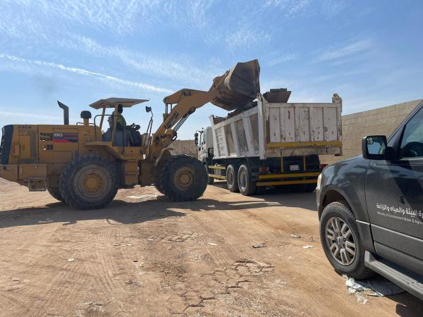 حفر الباطن.. إزالة مخلفات الحالة المطرية في سوق المواشي