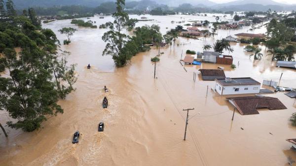 تشريد المئات.. مصرع 24 في فيضانات وإنهيارات أرضية بالبرازيل