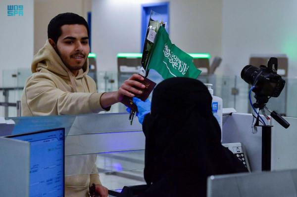 الجوازات توزع الهدايا على المسافرين - واس