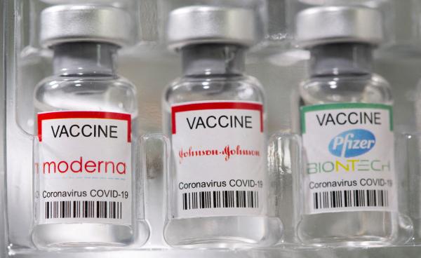 قوارير عليها لقاح Moderna، Johnson & Johnson (COVID-19) - رويترز 