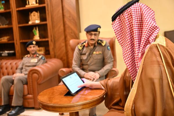 إعطاء إشارة البدء بالتدشين من محافظ جدة- واس