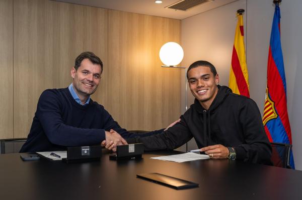 برشلونة يتعاقد مع نجل الأسطورة البرازيلية رونالدينيو