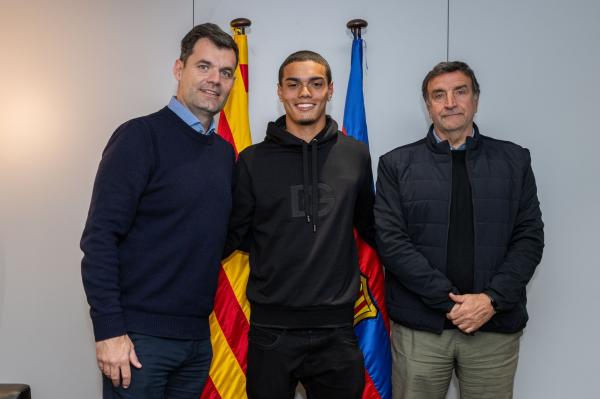 برشلونة يتعاقد مع نجل الأسطورة البرازيلية رونالدينيو
