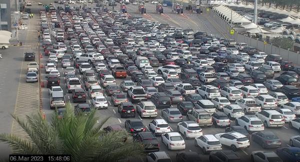 جسر الملك فهد يختنق.. إغلاق 9 كبائن للجمارك