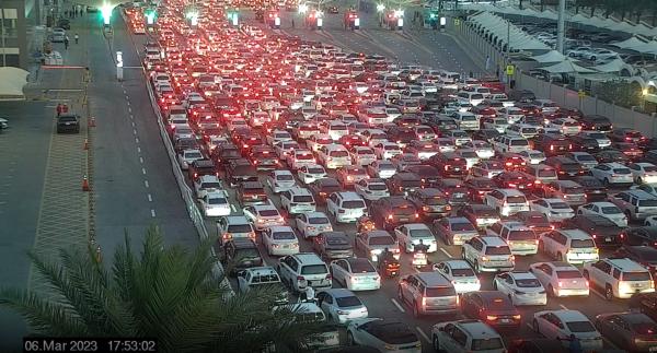 جسر الملك فهد يختنق.. إغلاق 9 كبائن للجمارك