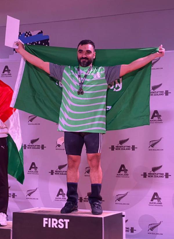 الدحيلب .. عاشق الذهب
