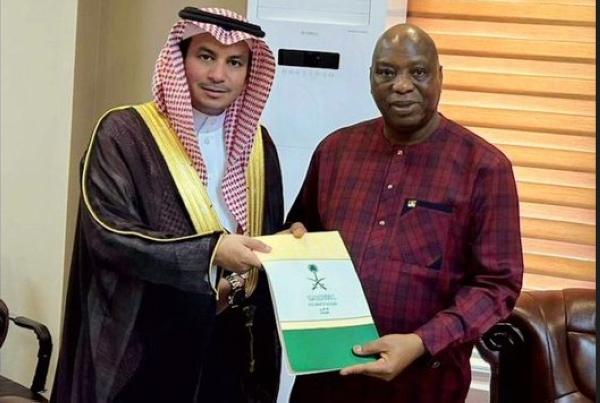 سفير المملكة لدى غينيا يقدم أوراق اعتماده سفيرا