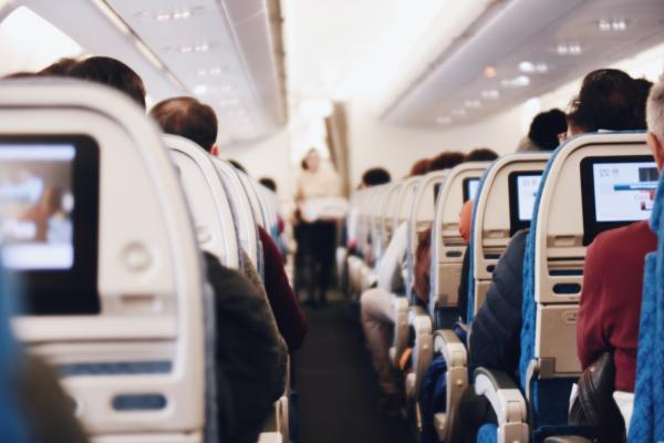 للمسافر الذي يقلق من الاضطرابات الجوية، يُفضل الجلوس في مقدمة الطائرة - مشاع إبداعي