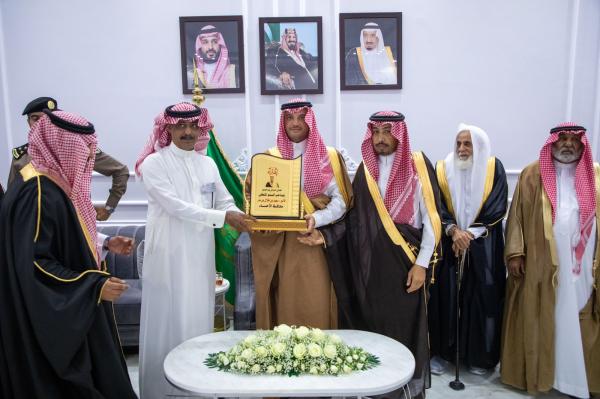 قدم رئيس المركز علي بن عبد الله بن قضعان وأهالي المركز شكرهما وتقديرهما لمحافظ الأحساء- اليوم