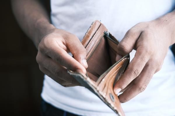 هل السعادة مرتبطة بكسب المال؟.. دراسة توضح