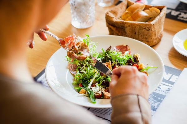 تناول نفس الوجبات يوميا.. كيف يضر بصحتك؟