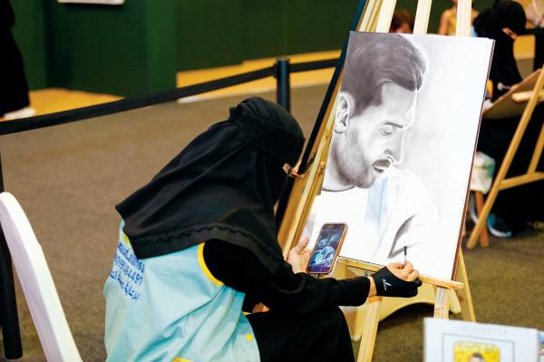 'كنترول' و'لوحة ميسي' والفخار.. منتجات مبهرة بـ'مهرجان التمور'