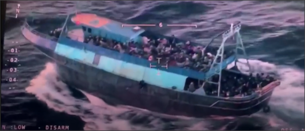 انتشلت جثة فتاة اليوم السبت، ليصل عدد القتلى إلى 74 شخصًا، بينما نجا 79 شخصًا من تحطم القارب - رويترز