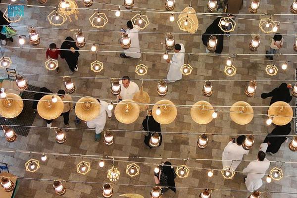 تشهد أسواق الطائف كثافة إقبال المتسوقين لتنوع المعروض المناسب قبيل شهر رمضان المبارك - واس