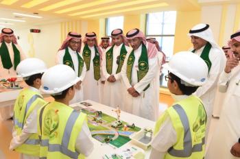 الخريف في زيارته لنادي الروبوت - اليوم