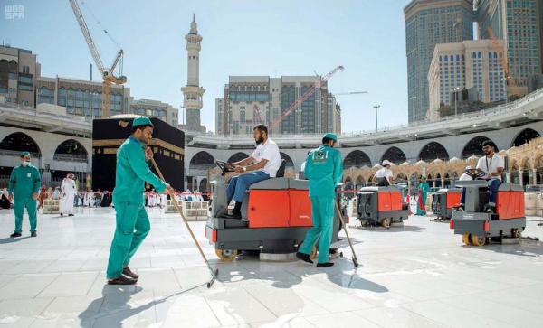 خصصت الأمانة عددًا من فرق النظافة ومكافحة الحشرات بالحرم المكي - واس