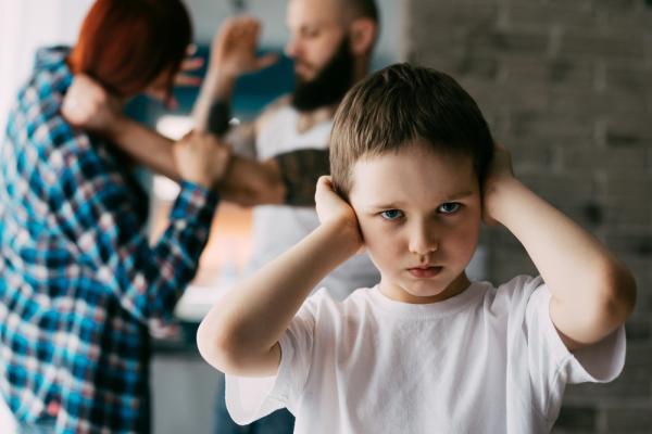 ما الآثار النفسية لعنف الآباء ضد الأبناء؟ مختص نفسي يجيب