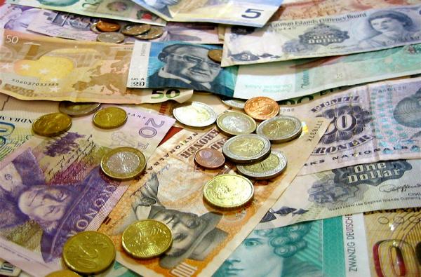 اضطرابات القطاع المصرفي تدفع المستثمرين إلى الإقبال على العملات الآمنة