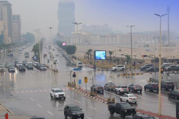 هطول أمطار متوسطة على محافظة الأحساء