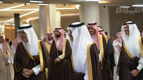 سمو أمير المنطقة الشرقية يتجةول في المعرض، بصحبة سمو الأمير بدر بن عبدالمحسن - اليوم
