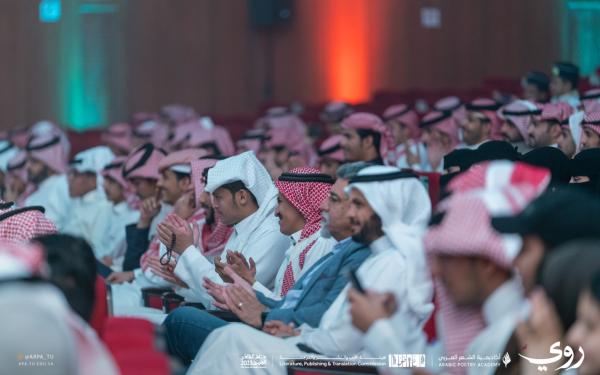 الحضور مستمتعين في برامج أكاديمية الشعر العربي - اليوم