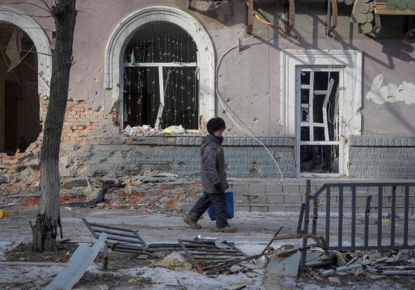أحد سكان باخموت يسير في شارع دمره الهجوم الروسي على المدينة - رويترز