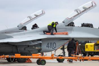 طائرة MiG-29 تتبع للناتو تستعد للإقلاع من قاعدة جوية في مالبورك البولندية - رويترز