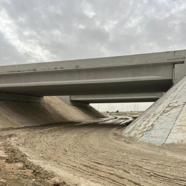العمل ما زال جارِ بجسر التقاطع الرئيسي على طريق بقيق - اليوم