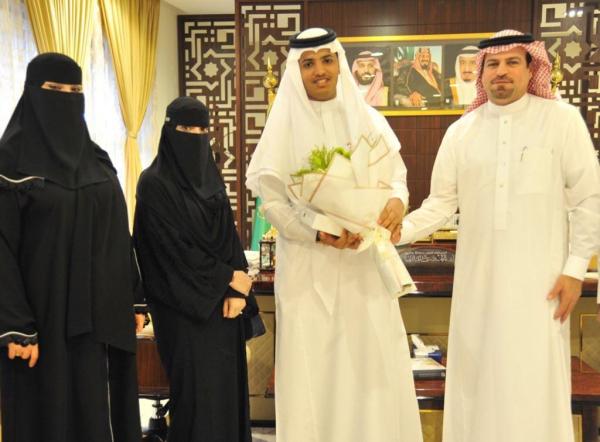 مدير تعليم جدة يكرّم صاحب المركز الأول في 'الموهوبون العرب'