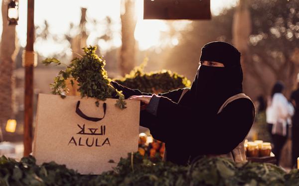 يمكنك في السوق التجوّل بين الأكشاك واستكشاف أشهى المحاصيل المحلية - موقع استكشف العلا