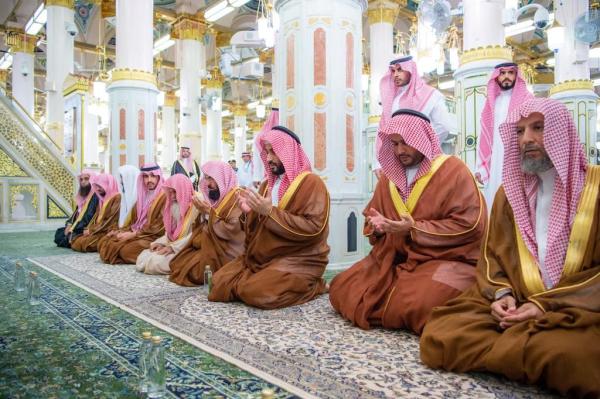ولي العهد في الروضة الشريفة - واس